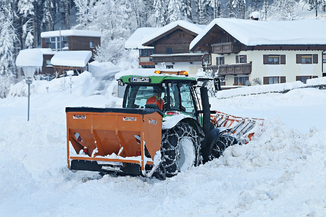 4 Reasons to Hire a Snow Removal Service